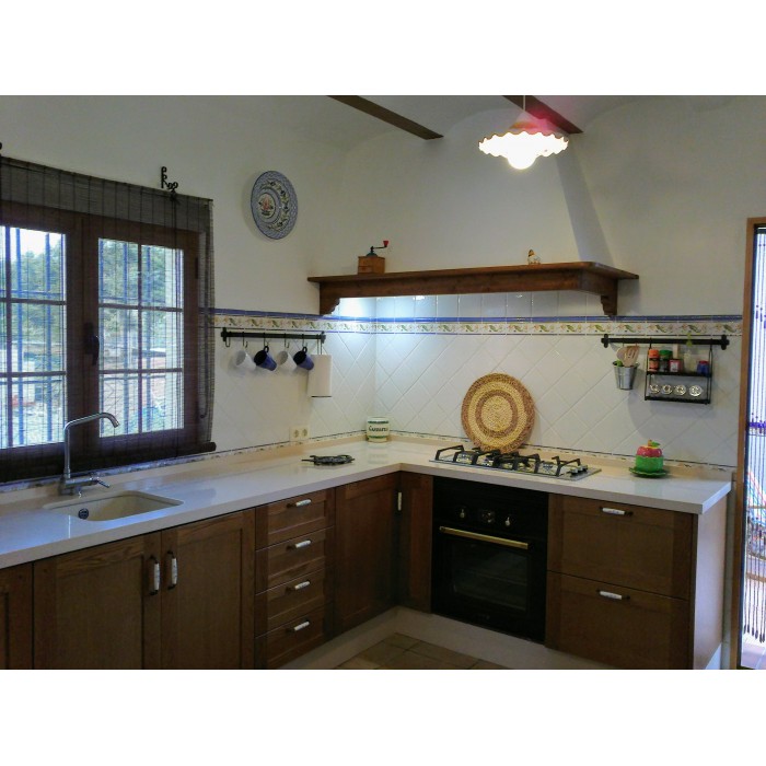 Cocina de madera maciza realizada a medida.